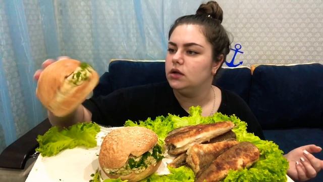 Мукбанг! Жаренная рыбка, булочки с яичным салатом | Mukbang! fried fish & egg salad sandwich ? смотреть онлайн