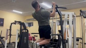 Подтягивания в гравитроне параллельным хватом