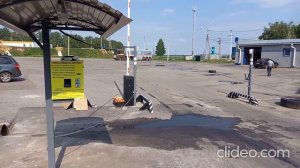 Платная стоянка с оплатой за въезд.