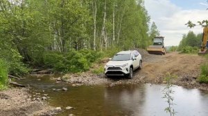New Toyota Rav4 Hybrid 19год в грязи и вброд переезжает реку #toyota #rav4 #4x4 #river #road #natur