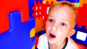 Влад и Никита играют в прятки вместе с мамой