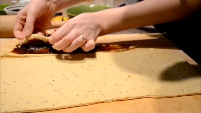 Булочки с вареньем  формируем розочку