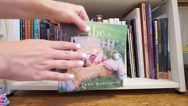 BOOKSHELF TOUR | classics, cozy reads & colorful covers смотреть онлайн