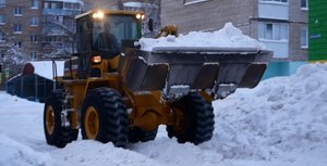 На улице Шахтостроительной вывозят снег