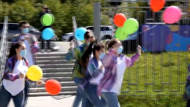 Ноябрьские артисты выступили для медиков и пациентов инфекционного госпиталя ГБУЗ ОЦ СПИД смотреть онлайн