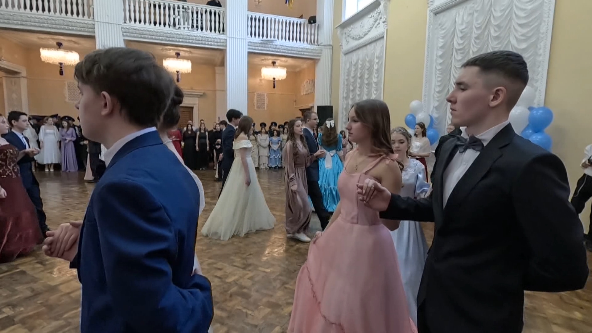 чеченские женщины в хиджабе. выйду танцевать. танец девушки на каблуках. выйду танцевать. выйду танцевать.