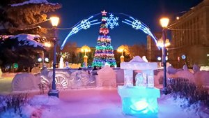 Магнитогорск, новогодний сквер Металлургов с ледяным городком и ёлкой (11.01.2023)