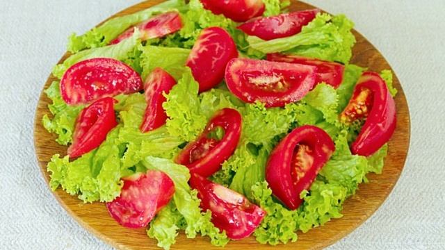 Зеленый салат с помидором и овечьей брынзой