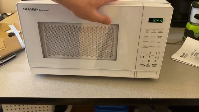 Sharp Carousel SMC0710BW Microwave Unboxing смотреть онлайн