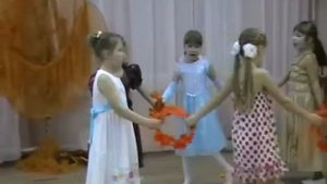 Осенний танец с веночками