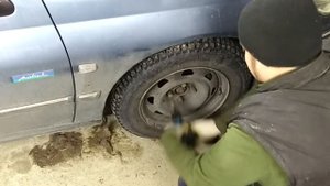 Шуруповерт до 1000 рублей из светофора vs Колесные болты