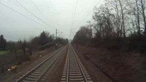 Высокая скорость! Красивый вид на окрестности в Германии из окна кабины машиниста поезда