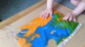 Игра с пальчиковыми красками. Девочке 8 месяцев.  Развитие ребенка.