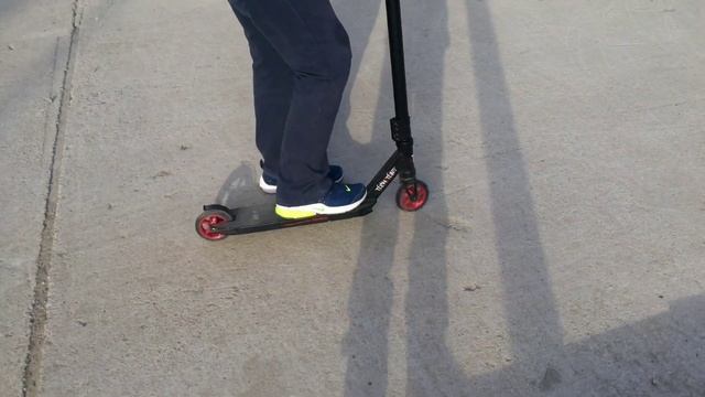 ТРЮКОВОЙ САМОКАТ.  Учение съезжать с бордюра и мануал на 180°