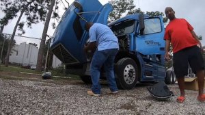 Volvo VNL Headlight replacement