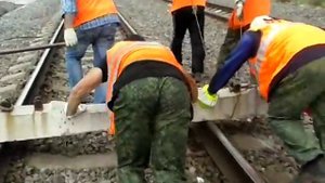Замена жб шпалы вручную