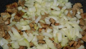 Мясной соус с луком и томатами