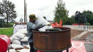 Укладка покрытия на детской площадке с использованием материала Union Polymers