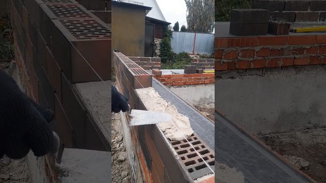 Каменщик кладет ряд керамического кирпича. смотреть онлайн