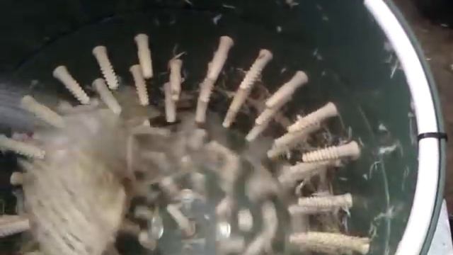 Ощипка гуся в самодельной перосъемной машине смотреть онлайн