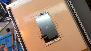 Замена разбитого стекла на iPhone 7.