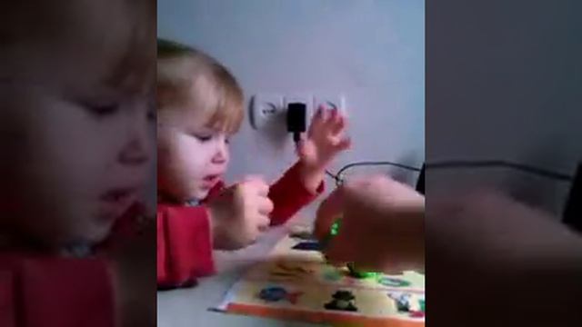 Открываем пластилин и лепим из него лягушку. смотреть онлайн