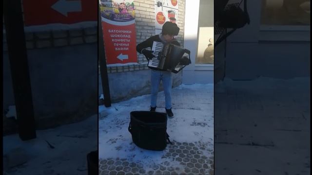 минус 30 а он играет. #Хабаровск.