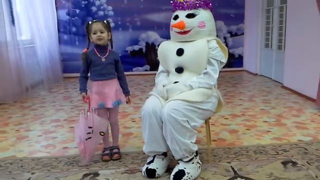 Софья Зуйкова 4г. читает стих "Девочка и снеговик".