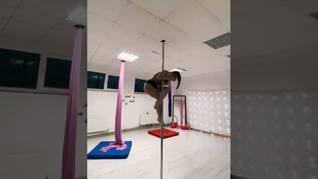 Танцы на пилоне. Полденс. Красивый танец на пилоне. Пилон. Pole dance. Пилон дома. Танец.