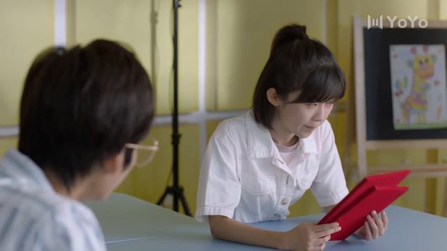 帅气校草握住灰姑娘的肩把她拥入怀中，双手贴合教她投飞镖哄她开心💖Professional Single 我凭本事单身💋Chinese Drama