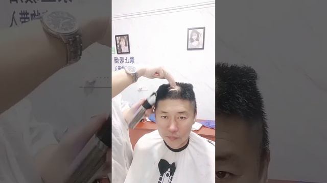 剃马蹄顶的中国男人