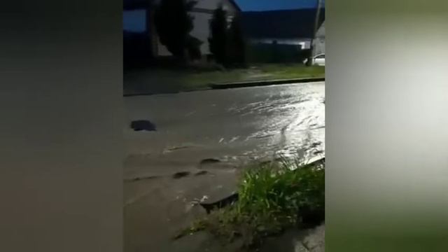 Ливень превратил улицы города Камышин в бурлящие реки, 5 июня 2022. смотреть онлайн