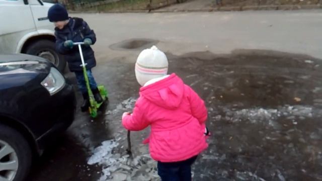 Тает лёд - зима и самокат | Melting ice & scooter смотреть онлайн