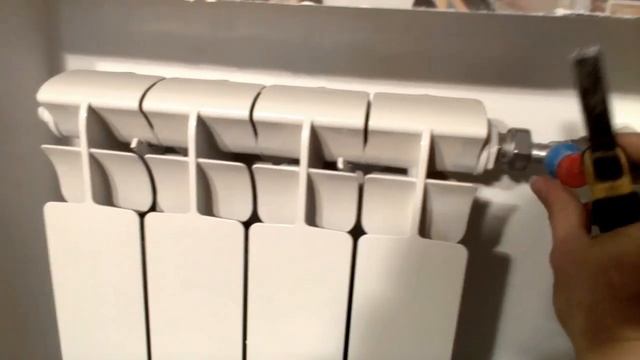 Установка термостатической головки Giacomini на радиатор смотреть онлайн