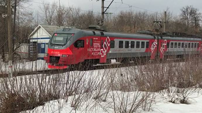 Электропоезд ЭП3Д-0036/0038 отправляется со станции Варя