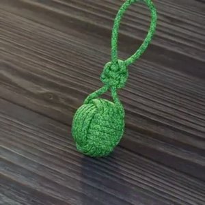 Брелок из паракорда в виде обезьяньего кулака #shorts