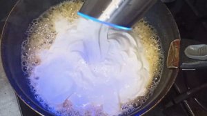 Рыба на сковороде под чесночно-сметанным соусом