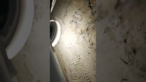 Вода падает и течет по вентиляции