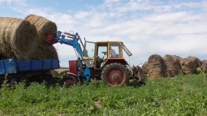 Складирование сена , вывоз сено в рулонах с поля на тракторе