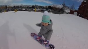 Эта полуторогодовалая  девочка катается на сноуборде лучше многих из вас!