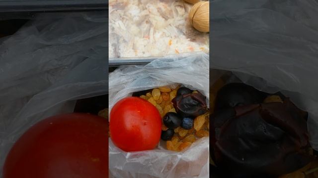 Такой тормозок - рис по принципу плова, мясо, помидор, изюм, тёрн и два ореха Девятого Июня