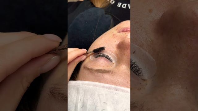 Лучи в наращивании ресниц ? #наращиваниересниц #makeup #макияж #бесплатноеобучение #beauty #дизайн смотреть онлайн