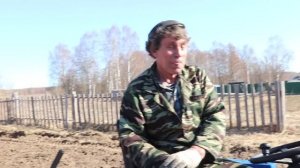 ОН МАТЕРИЛСЯ НО НАСТРАИВАЛ ПЛУГ НА МИНИТРАКТОР...
