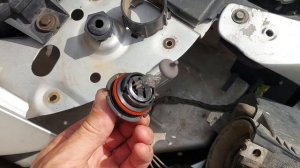 Как поменять лампочку в передней фаре Додж Караван 2005 год