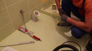 Самостоятельный монтаж унитаза  Часть 3  Сверлим отверстия, крепим унитаз