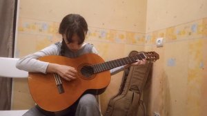 Урок гитары девочка сыграла первую мелодию