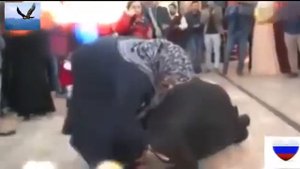 ПАРЕНЬ НА СВОЕЙ СВАДЬБЕ ПОЦЕЛОВАЛ НОГИ СВОЕЙ МАТЕРИ