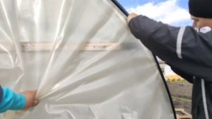 НАКРЫВАЕМ ТЕПЛИЦУ ПЛЕНКОЙ!!!