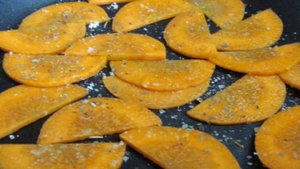 Горячий салат с горошком и морковью