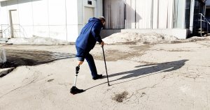 На протезах ног с коленным модулем “Symphony" NK6 по спускам, подъёмам и по лестнице.